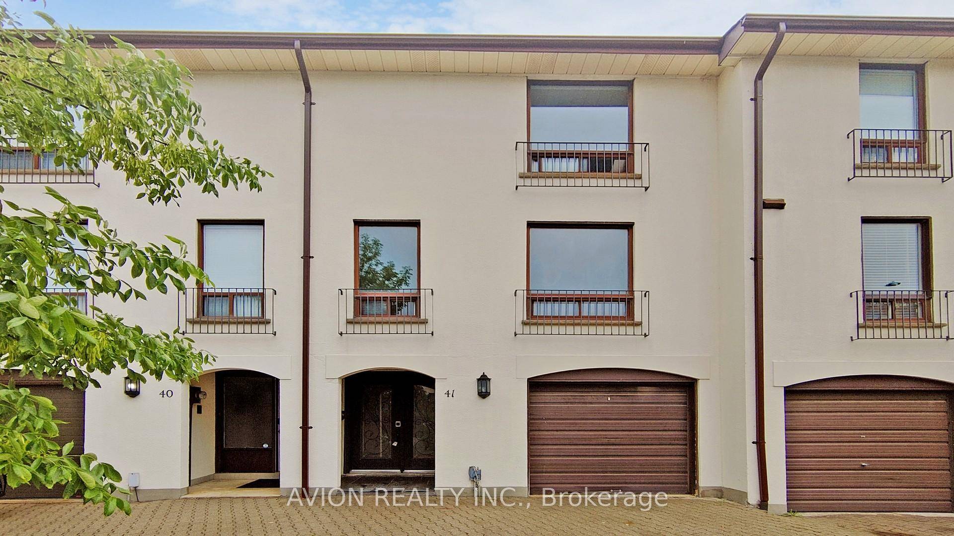 Spacious Multi Level Townhouse 3 1 Bedrooms 3 Washrooms And Spacious Main Floor Layout.