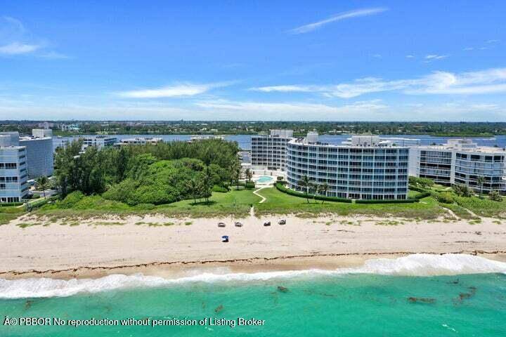 Coastal Charm Meets Outdoor Living in Palm Beach !