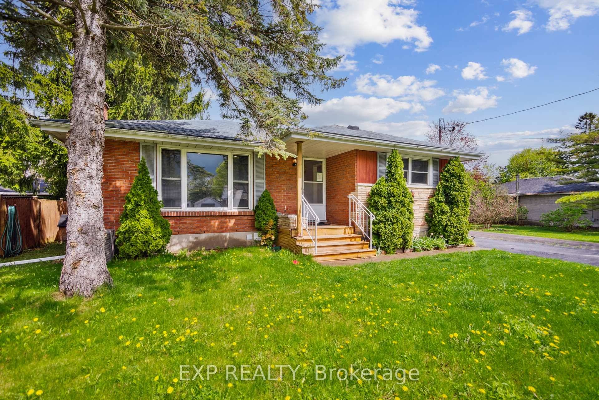 Rare gem in one of Belleville's most coveted neighbourhoods !