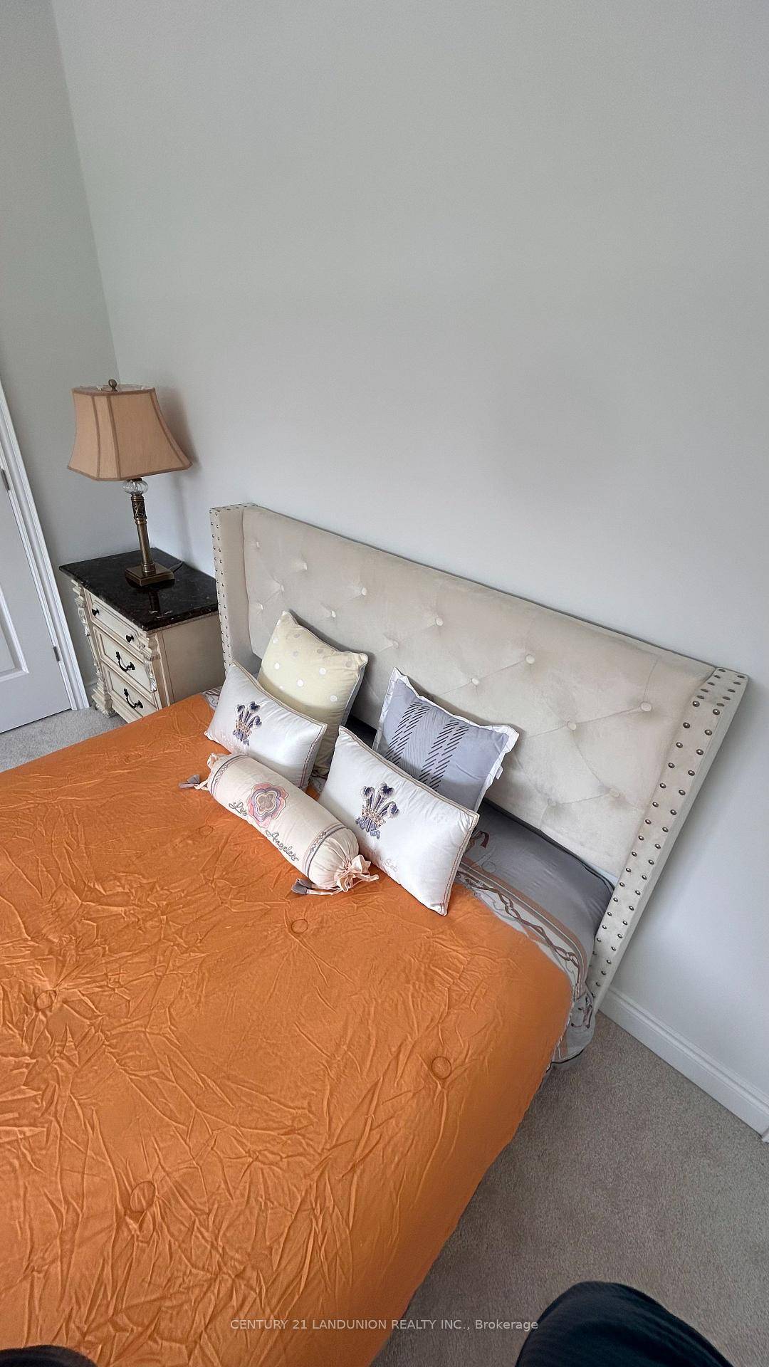 Spacious Furnished Bedroom w Luxurious Ensuite Bath Keswick South14 Lorrain Hand Cres, Keswick, ONWelcome to your move in ready retreat !