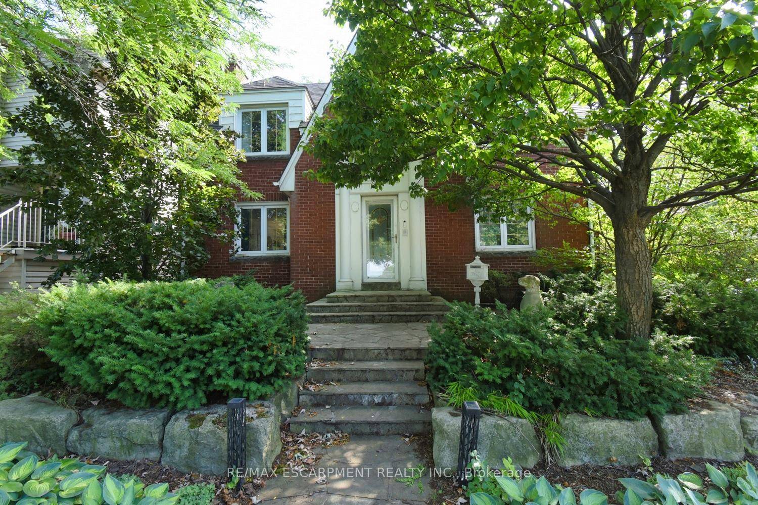 LOCATION FABULOUS MOUNTAIN BROW location across from Sam Lawrence Park overlooking the city below !