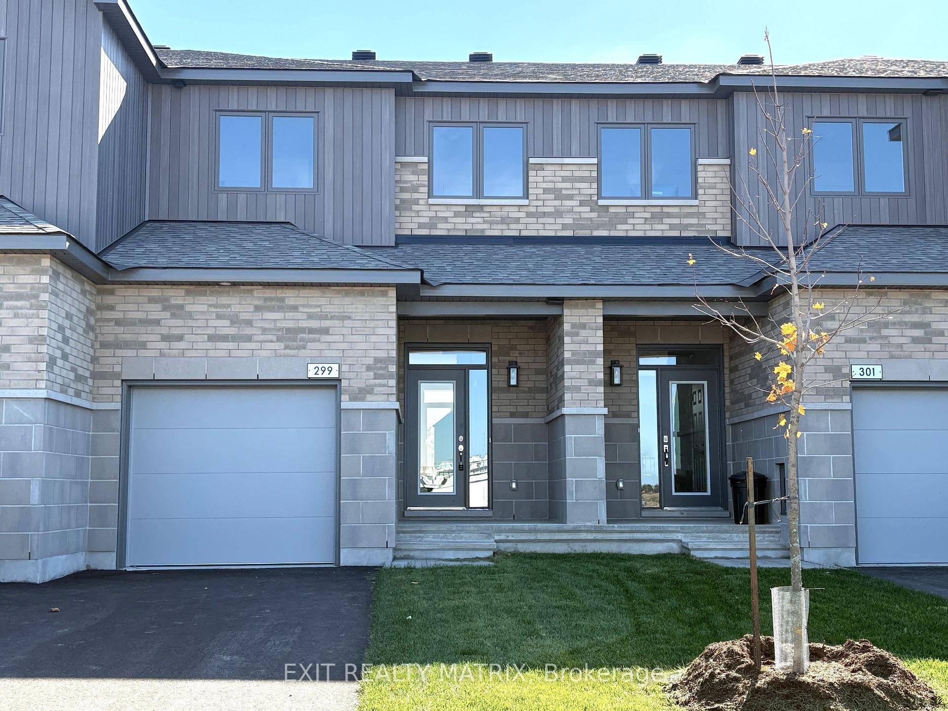 PLEASE NOTE, SOME PHOTOS HAVE BEEN VIRTUALLY STAGED Welcome to this beautifully designed, newly built townhome perfectly located in one of Embrun's most sought after neighborhoods !