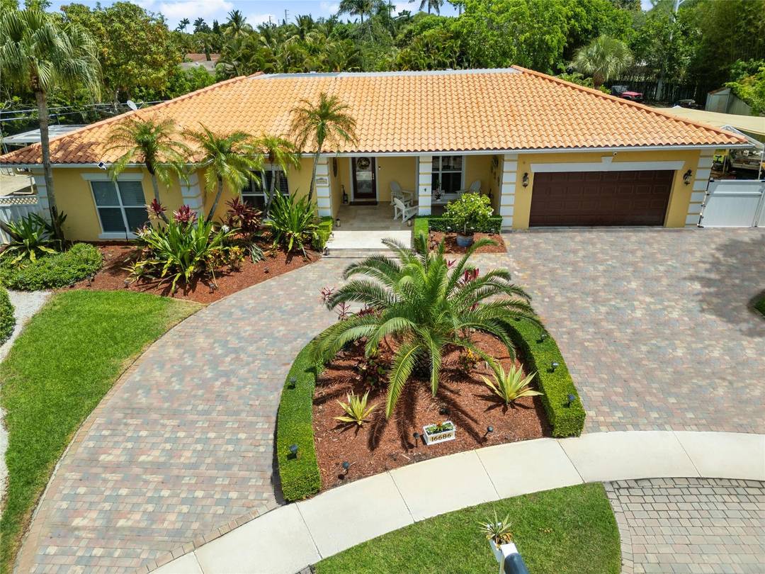 Key West style smart home on 1 2 acre in the heart of Weston !