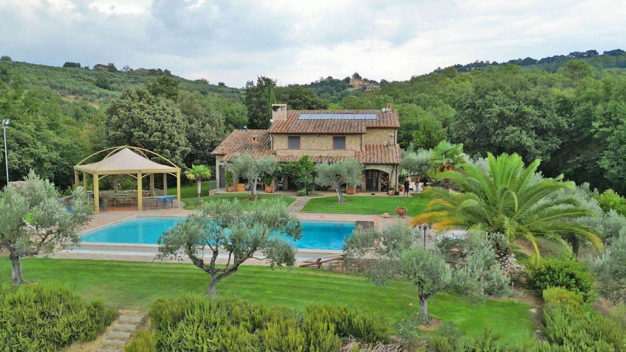 Splendid property with 2 farmhouses, pool, 11 ha of land and absolute privacy for sale in Collazzone, Umbria, a short distance from Todi and Deruta.