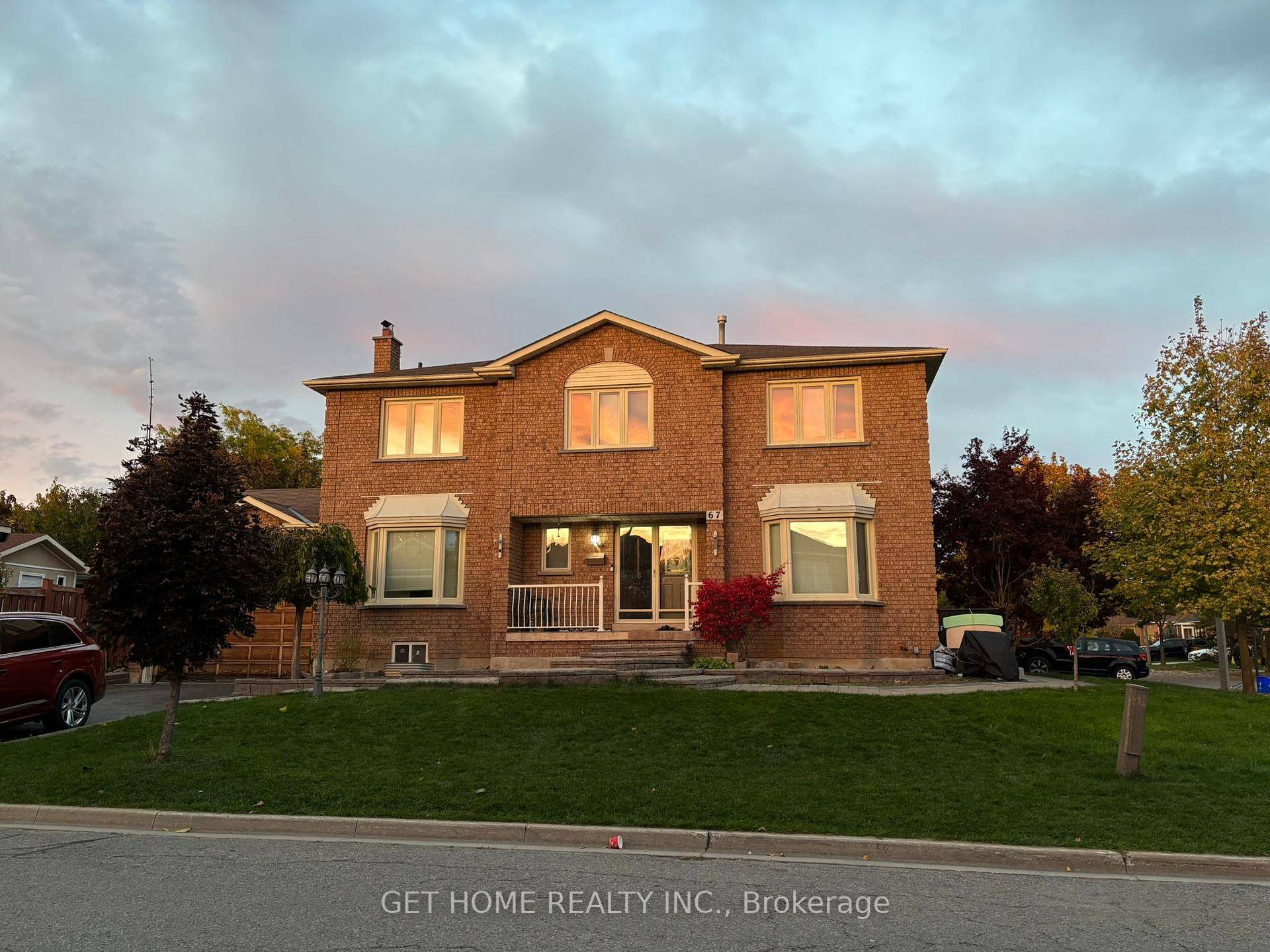 Absolutely Stunning 4 Bed 3 Bath detached corner Home in the sought after Pringle Creek area of Whitby one of the GTAs premier communities.