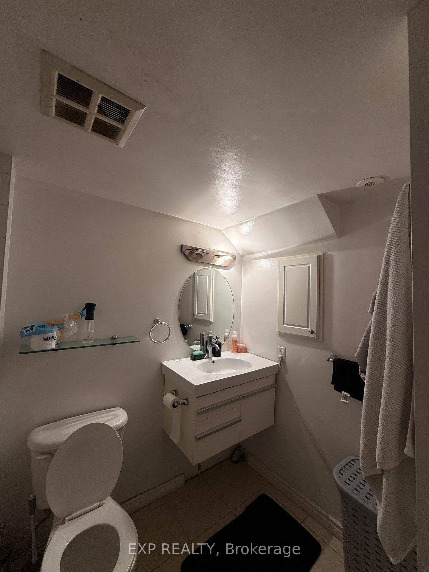 Lease a studio in Stylish Liberty Village Condo Steps to the Lake at Basement Prices !