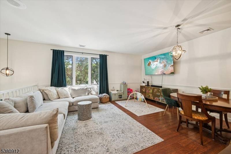 Spacious Pristine Unit in an Incredible Location Enjoy vibrant downtown living in this 2 bedroom, 1.