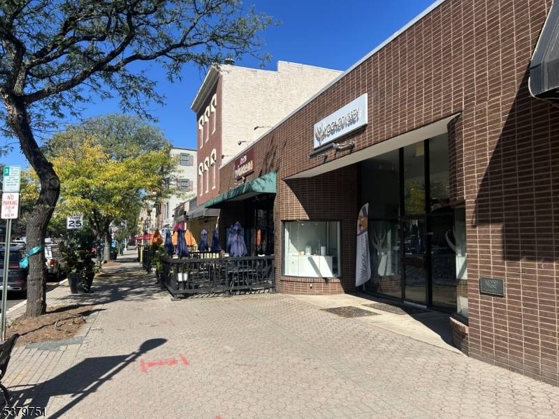UNBELIEVABLE 2700 SF RETAIL STORE IN THE HEART OF AWARD WINNING DOWNTOWN SOMERVILLE A VIBRANT WALKABLE MAIN STREET WITH A MIX OF RETAIL, SPECIALTY SHOPS, CAFES AND A VARIETY OF ...
