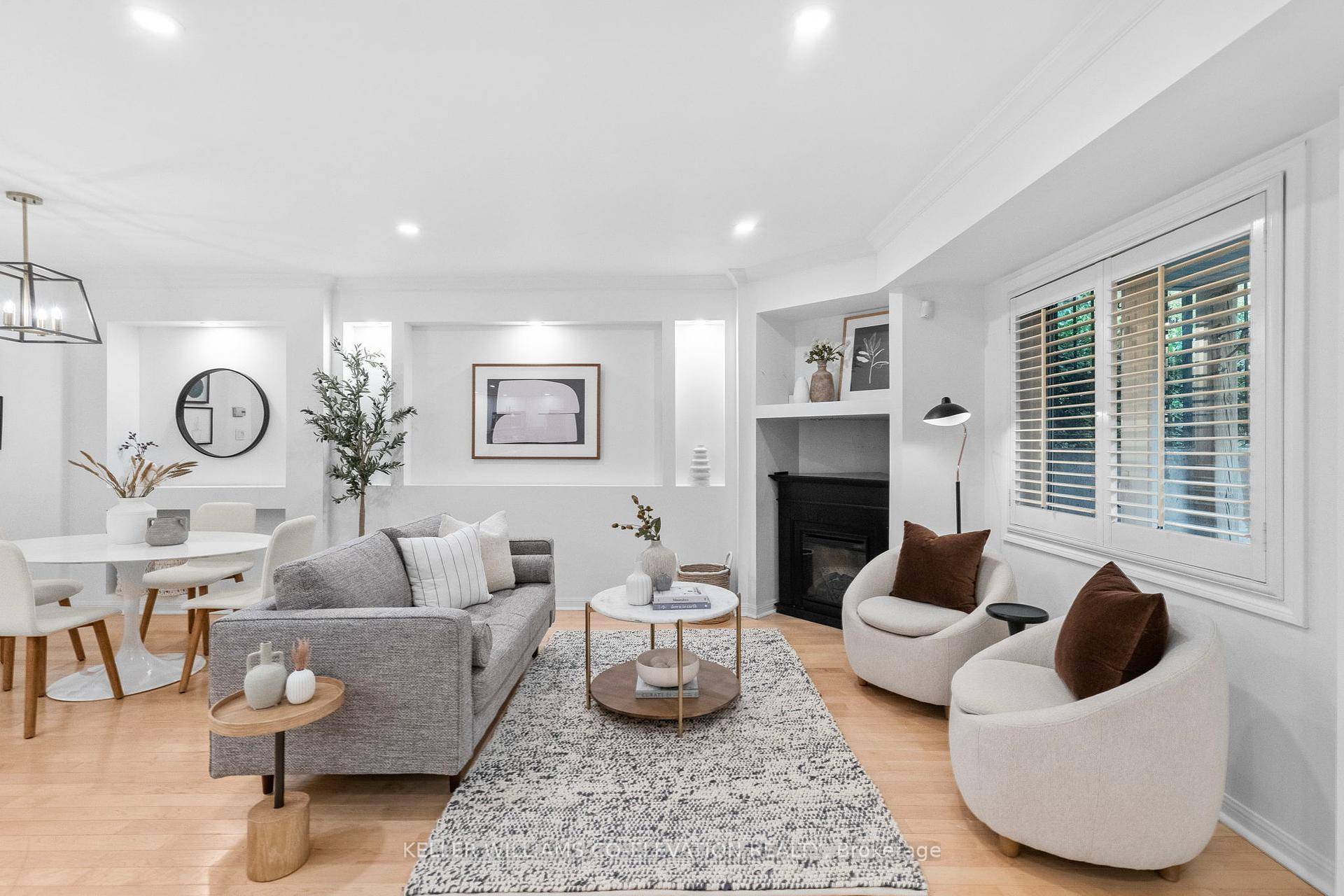 Perfectly situated between the vibrant pulse of King Street West and the charm of Queen Street West, this stylish corner unit condo townhouse offers the ultimate downtown lifestyle.