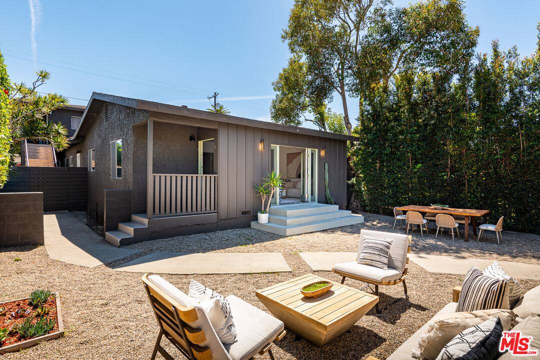 830   Palms Blvd 6BR Marina Del Rey La