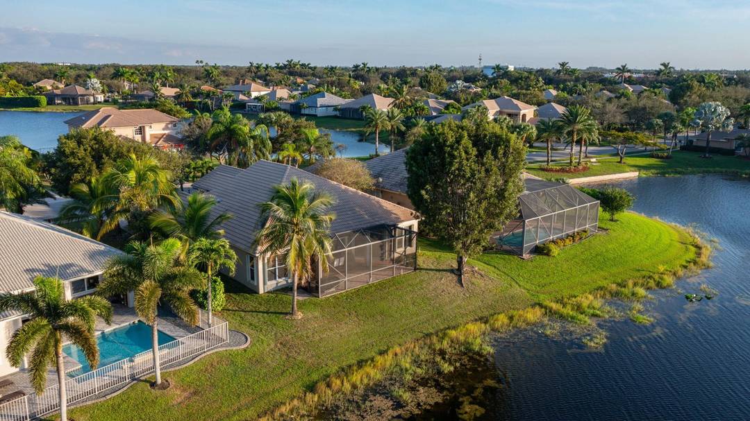 Best priced single story waterfront rental in Parkland Isles, featuring 5 bedrooms and 3 bathrooms.