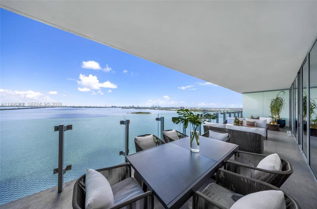 Fully upgraded and located in the prestigious Missoni Baia, this elegant residence offers three spacious bedrooms with walk in closets and three and a half bathrooms.