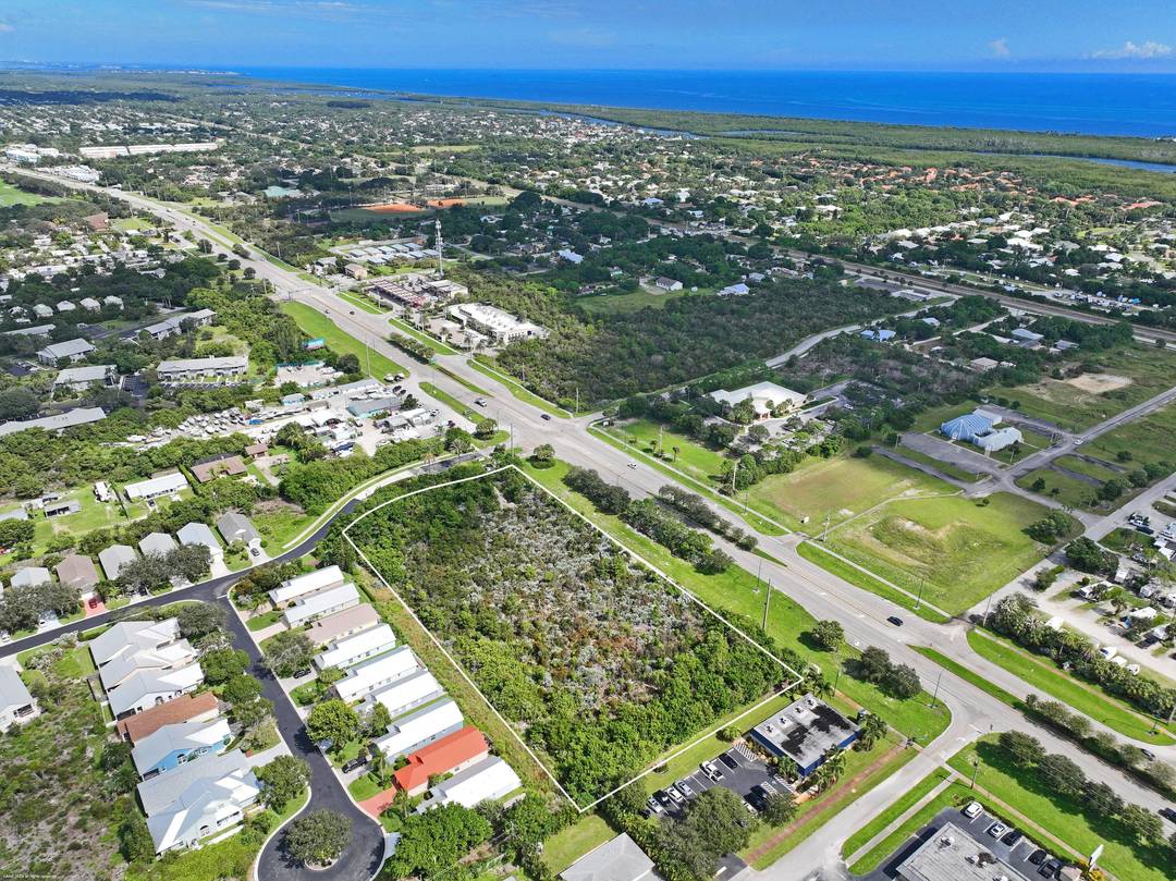VERY DESIRABLE LOCATION JUST OFF HWY 1 IN HOBE SOUND.