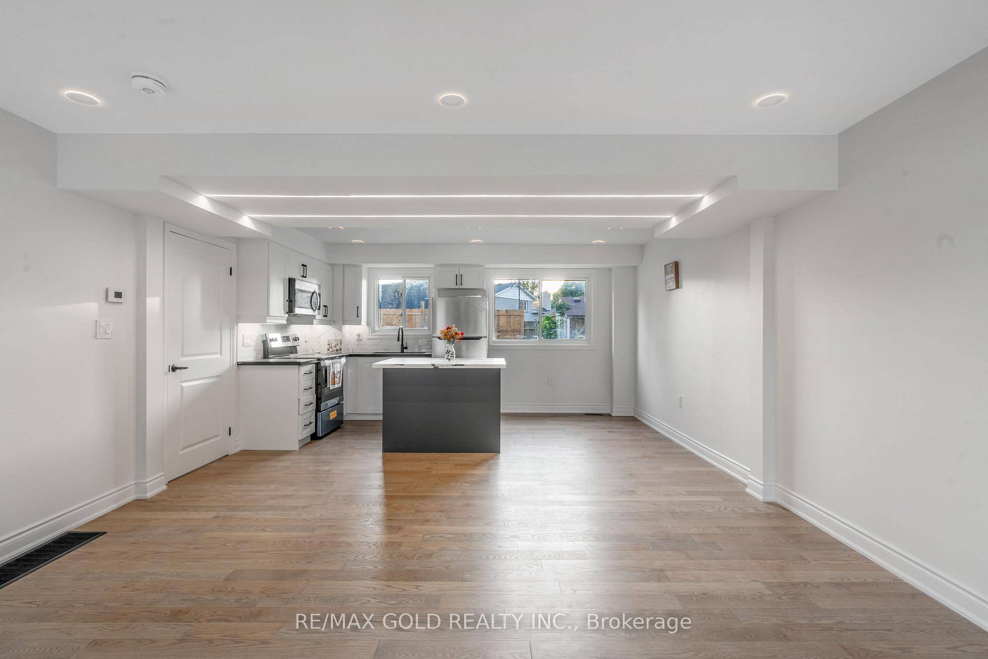 Welcome to the Coziest amp ; Immaculate Home in London.