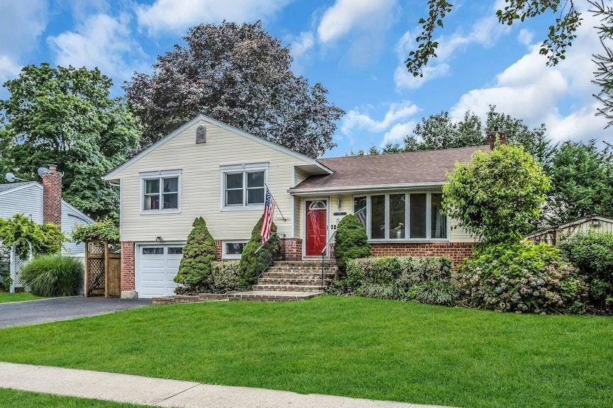 This 3 bedroom, 2. 5 bathroom split offers a fantastic opportunity in the Syosset School District.
