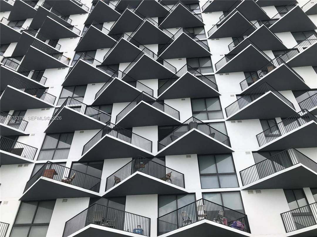 Beautiful and modern 2 2 in DWTWN Doral.