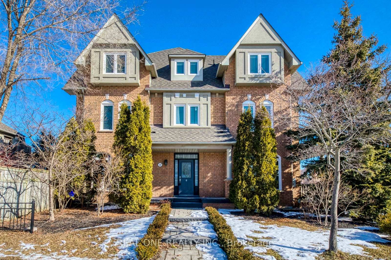 Fabulous 3 Storey Semi Detached Home with 4 Bedrooms amp ; 5 Baths in Convenient River Oaks Neighbourhood Just Steps from Oakville's Uptown Core.