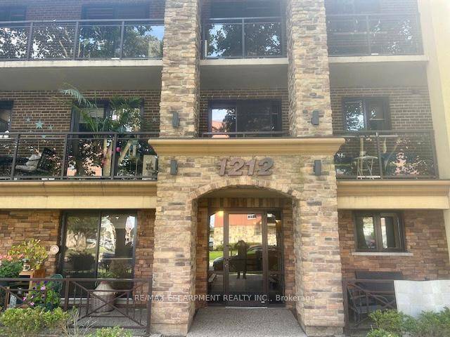 Very clean, freshly painted 2 bedroom unit in an attractive well located and maintained 3 level building on Hamilton mountain close to all amenities and public transportation.