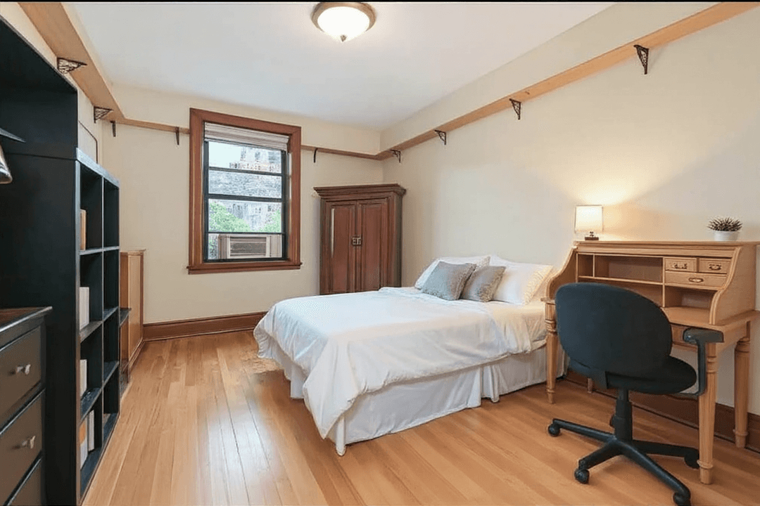 15 Fort Washington Avenue 3A Spacious 3 Bedroom HDFC Co op in Washington Heights Welcome to this generously sized 3 bedroom, 1 bath apartment in a well maintained HDFC cooperative.
