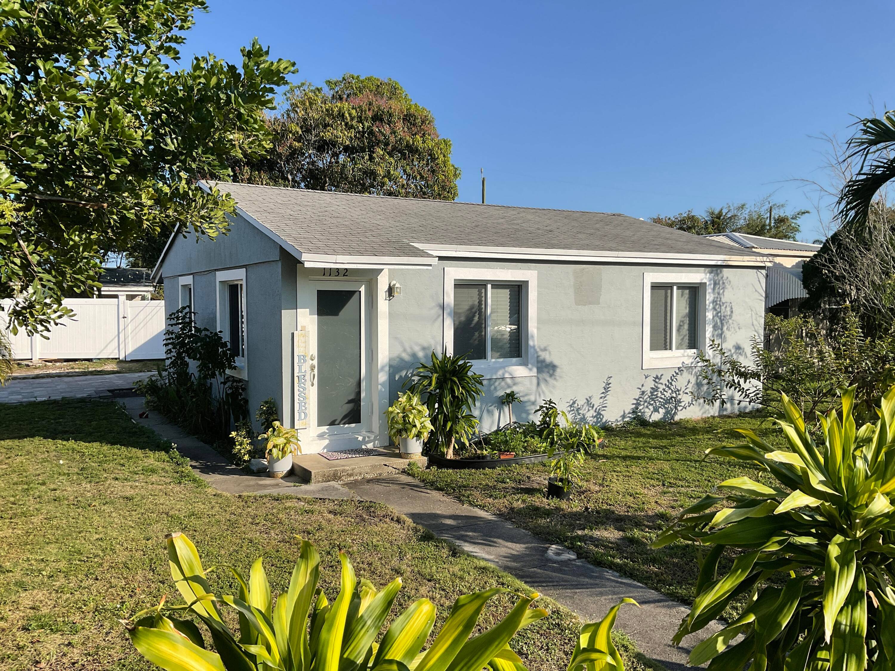 WELL MAINTAINED 3 BEDROOM, 2 BATHROOM HOME IN THE HEART OF LAKE WORTH BEACH !