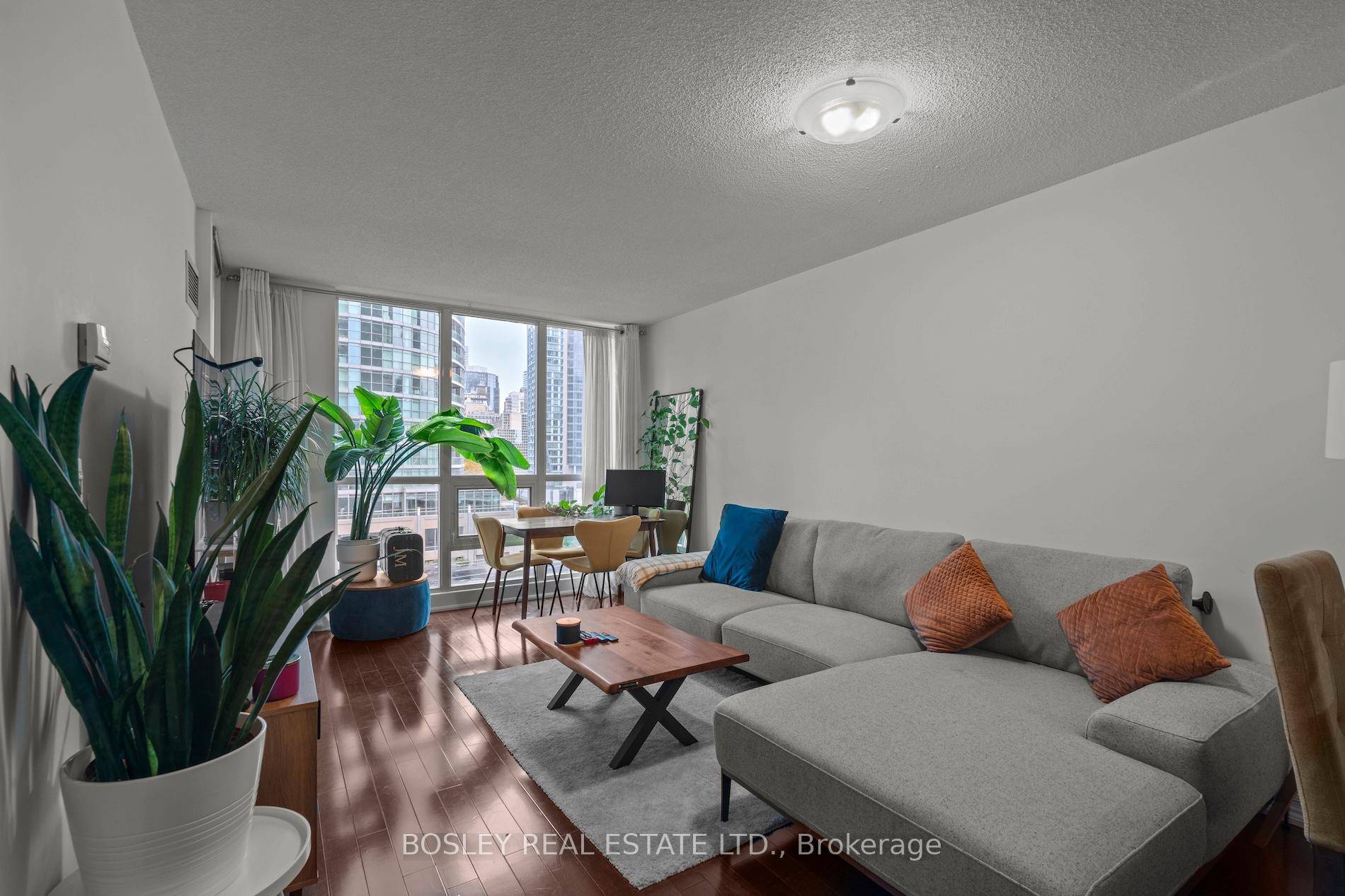 Live In The Heart Of Downtown Toronto And Walk Everywhere Union Station, PATH, Grocery Stores, Restaurants And The Waterfront.