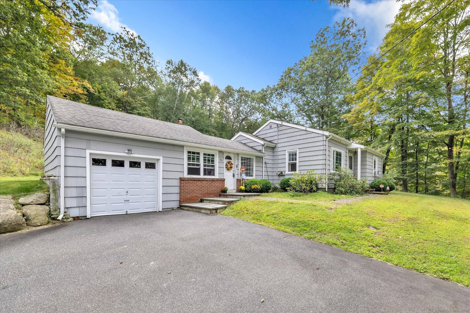Lovely 3 bedroom and 2 bathroom ranch in the heart of Monroe.