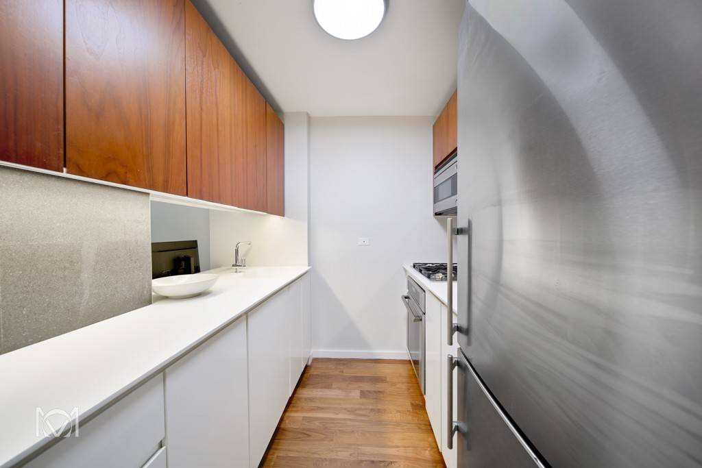 Step into the pinnacle of contemporary luxury living with this exquisite 1 bedroom haven nestled within a prestigious doorman building.