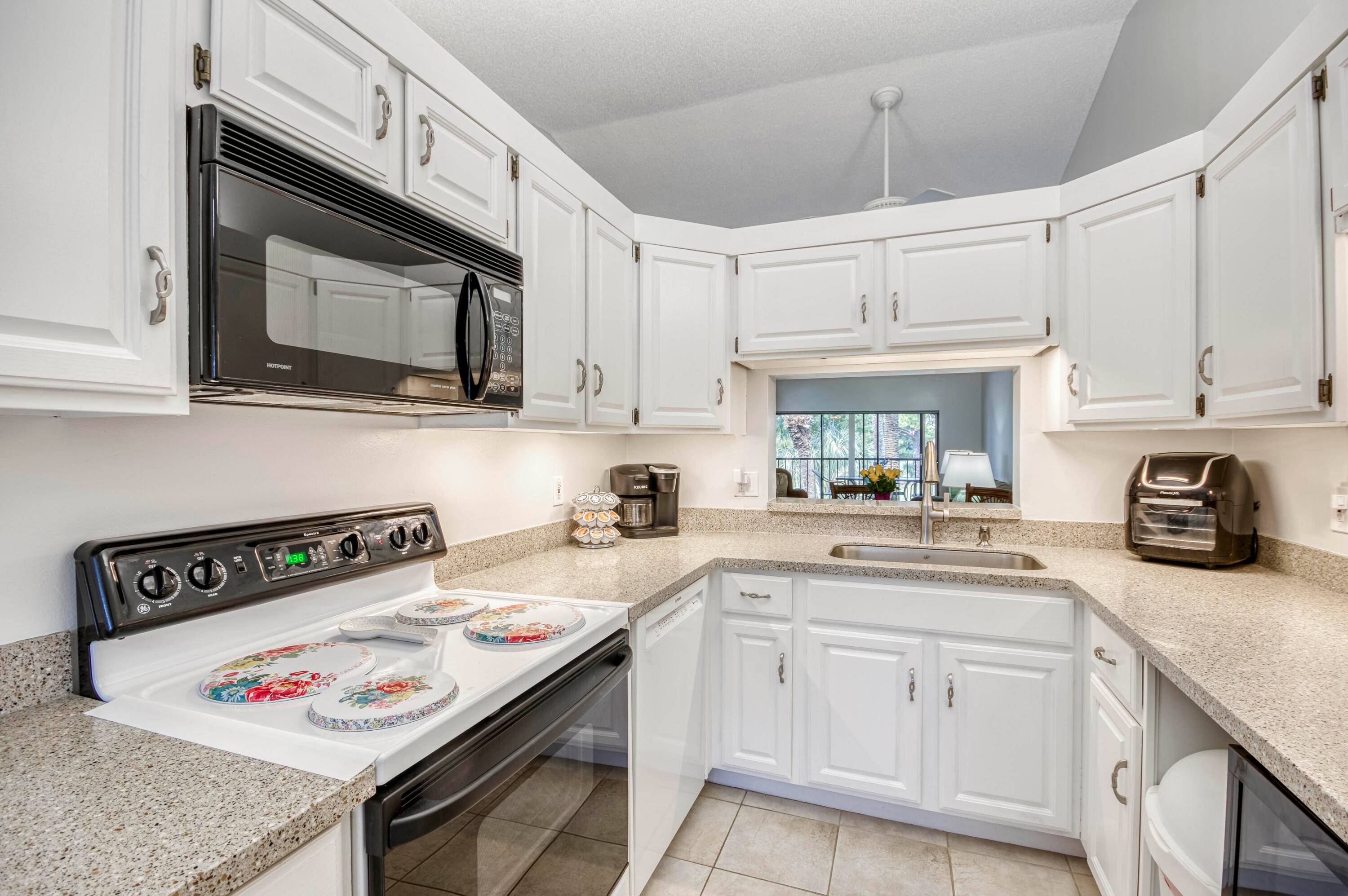 Welcome to this inviting golf view unit !