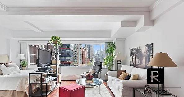 A splendid composition of open views and space, this quintessential studio is a quiet and peaceful oasis in the center of Manhattan.