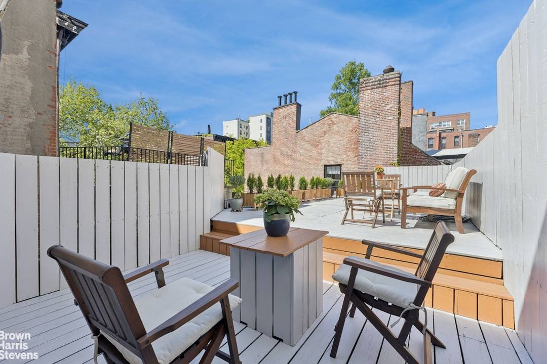An Apartment For All Seasons This charming upper rear duplex offers 2 bedrooms, 1.