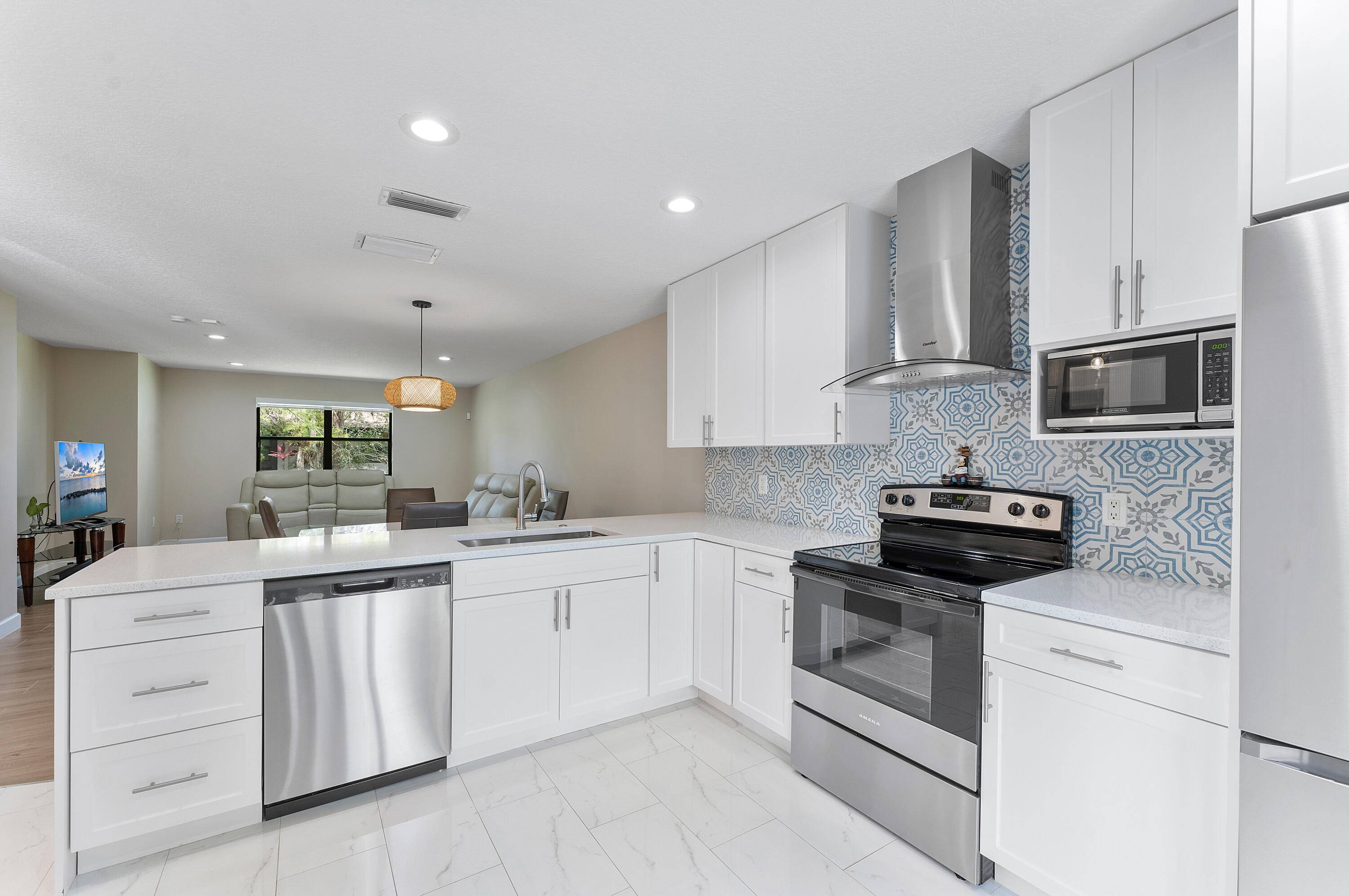 Stunning unit, immaculate, move in ready !