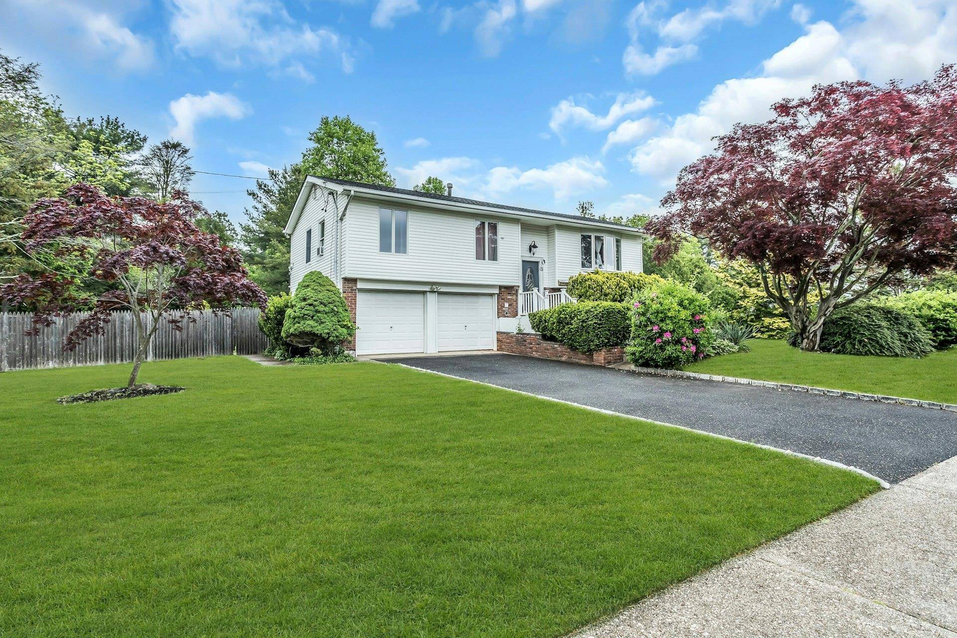 Move Right Into This Beautiful Hi Ranch In Half Hollow Hills SD !