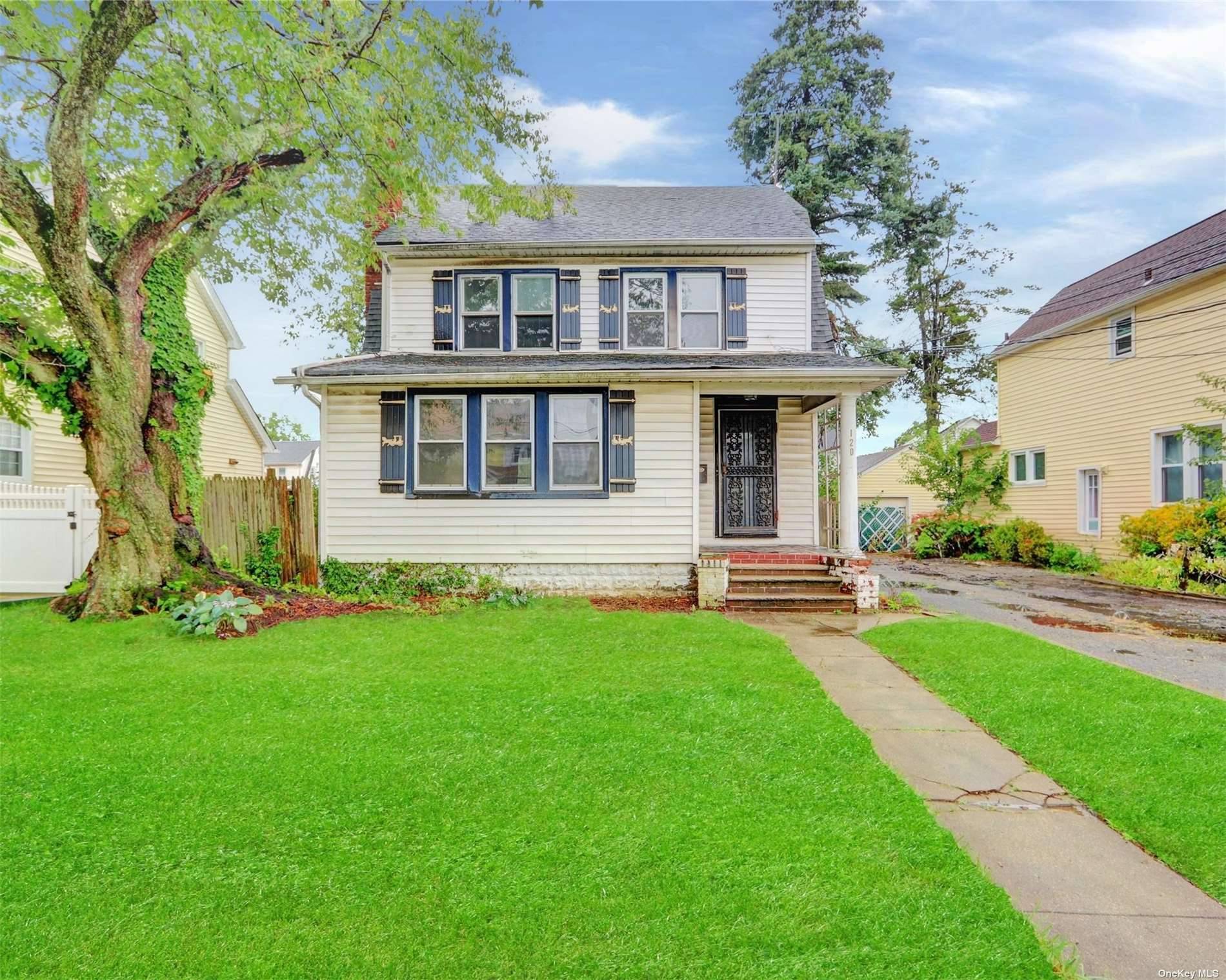 Colonial Style Home located in Ingraham Estates.