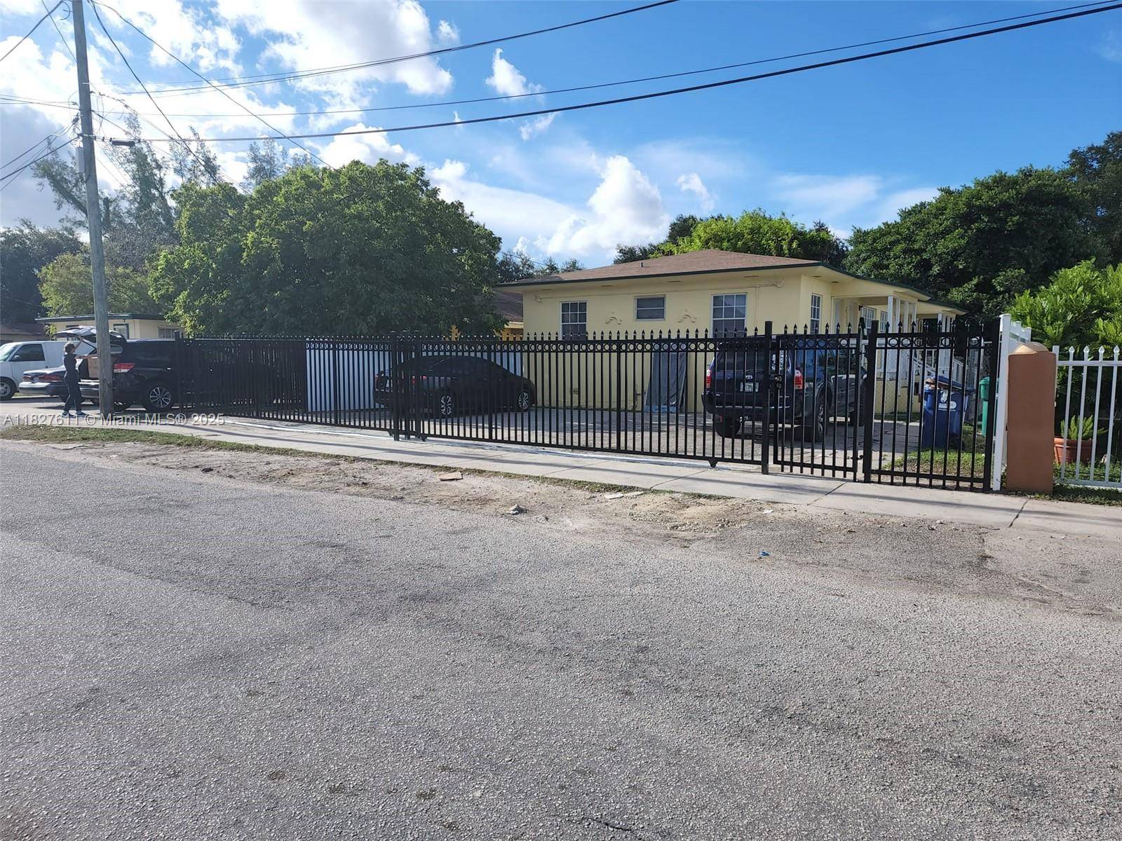 Attention Investors ! ! Don't miss this incredible opportunity to purchase a spacious two unit duplex with a good monthly rental return.