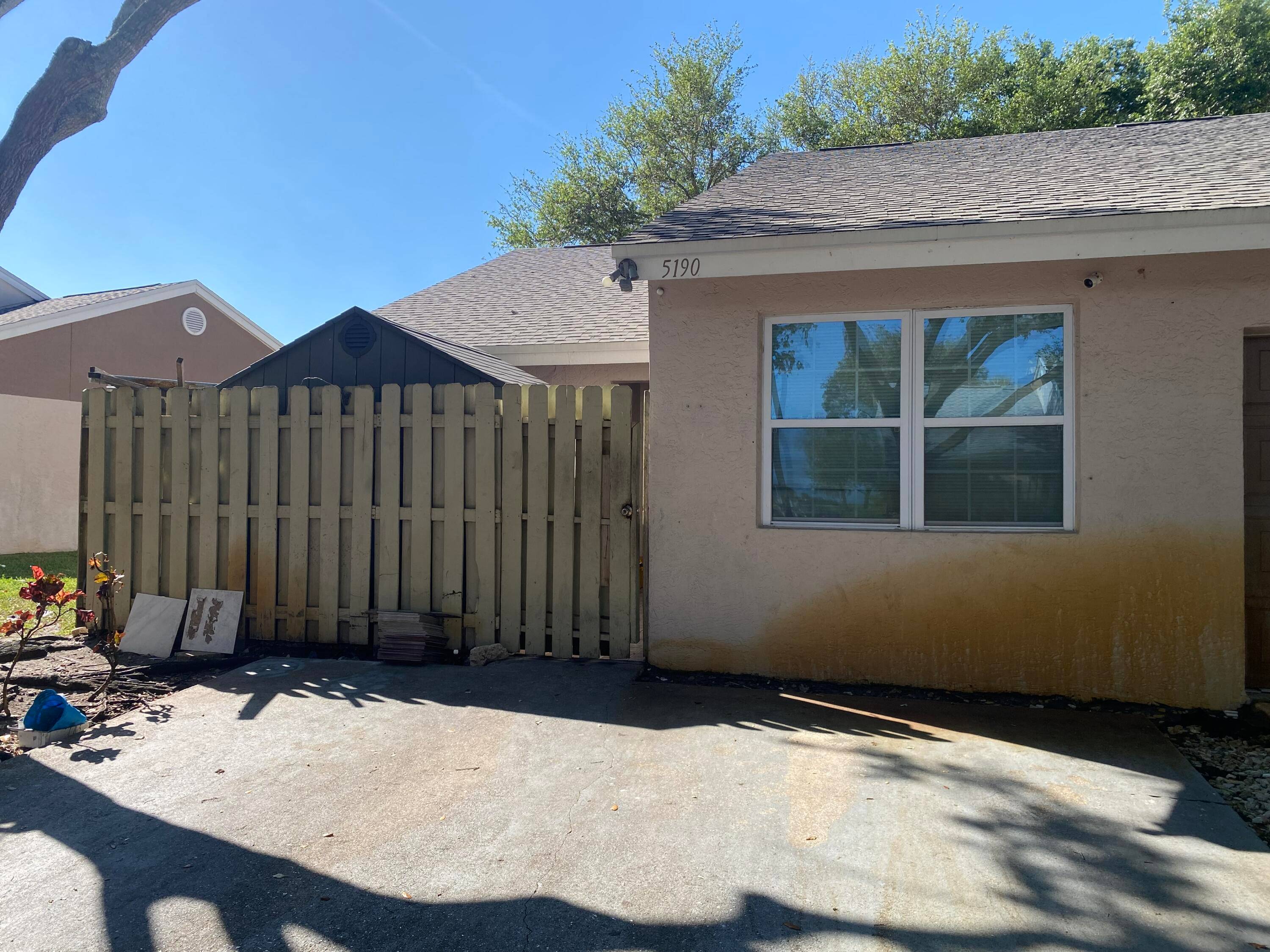 Owner motivated, nice Townhouse, remodeled bathrooms, new appliances, security cameras, roof 2 years, washer dryer 3 years a c in good conditions, the house offers two rooms which can be ...
