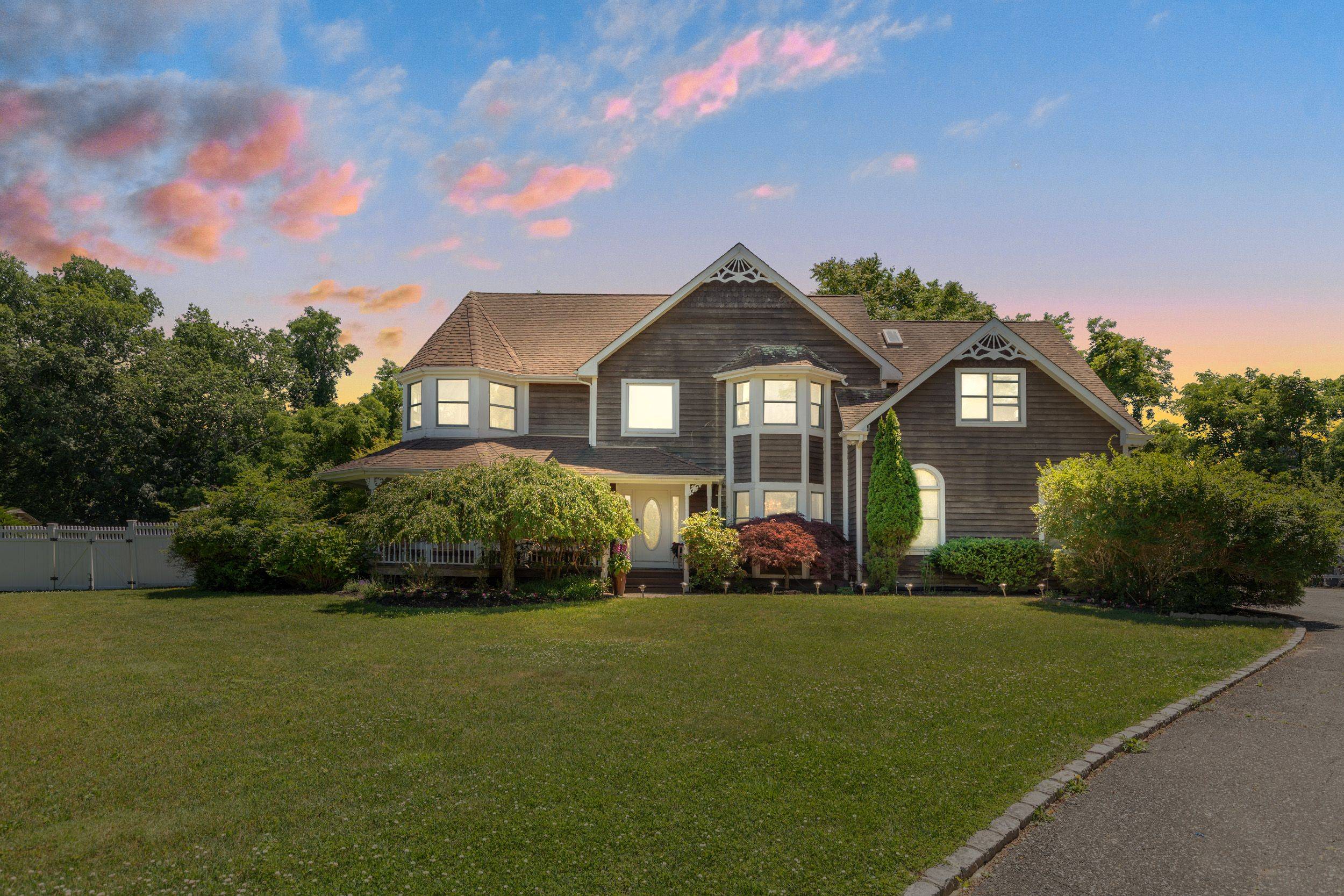 Charming Victorian with Bay Views!
