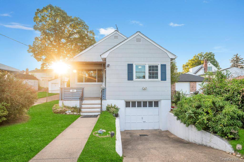 Ranch in Valley Stream ! Welcome to this charming 2 3 bedrooms, 1 bath ranch home in the heart of Valley Stream.