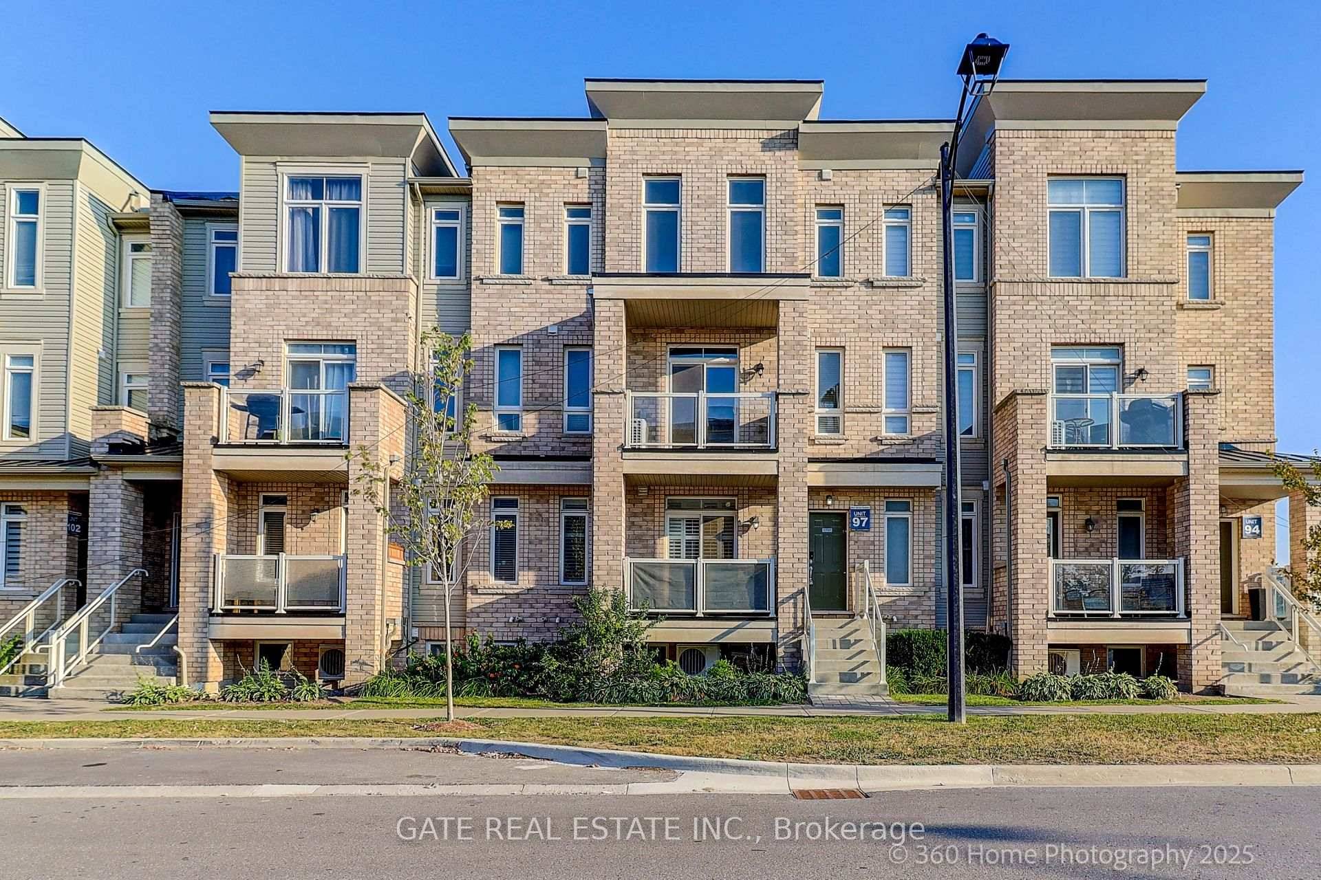 Bright and Spacious 2 Bedroom Condo Townhouse !