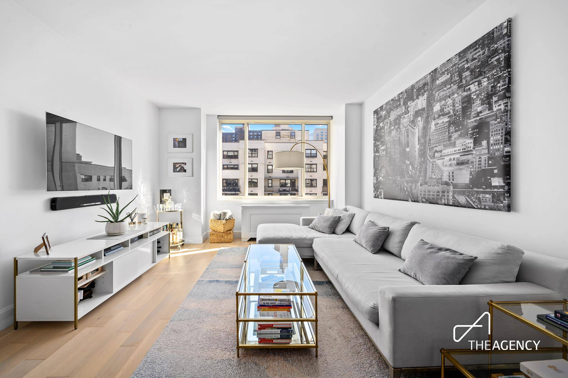 Stunning one bedroom apartment featureing city and river views with East facing windows.
