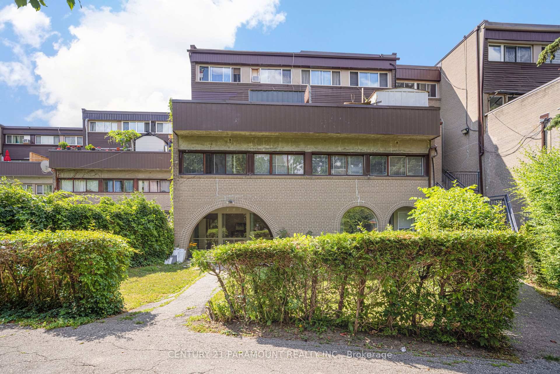 Spacious amp ; bright 4 bedroom, 3 washrooms townhome in a family friendly community !