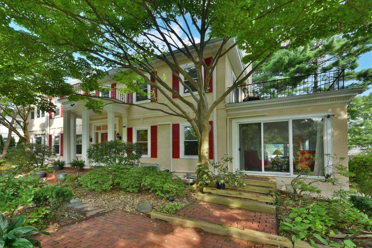 This beautifully updated residence, thoughtfully renovated in 2014, offers a rare combination of space, style, and convenience in the sought after Great Neck School District s Option Zone.
