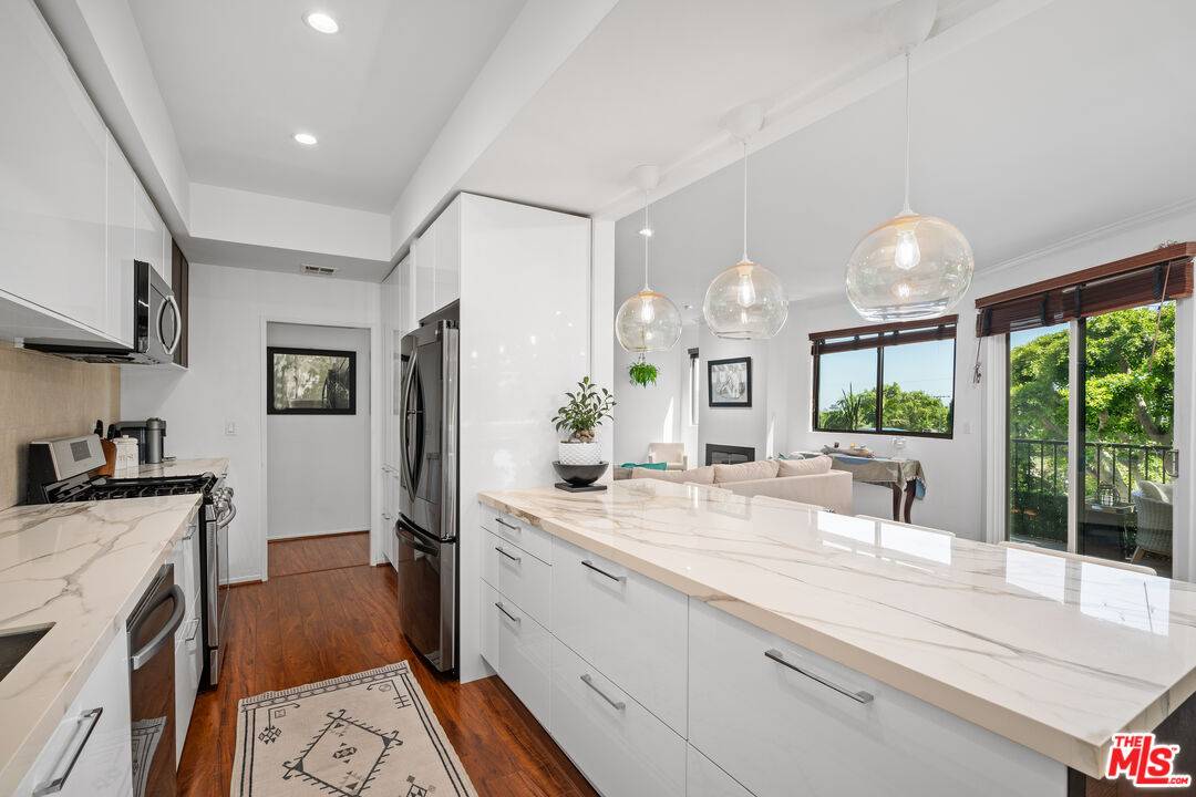 9000   Cynthia St 2BR Sunset Strip La