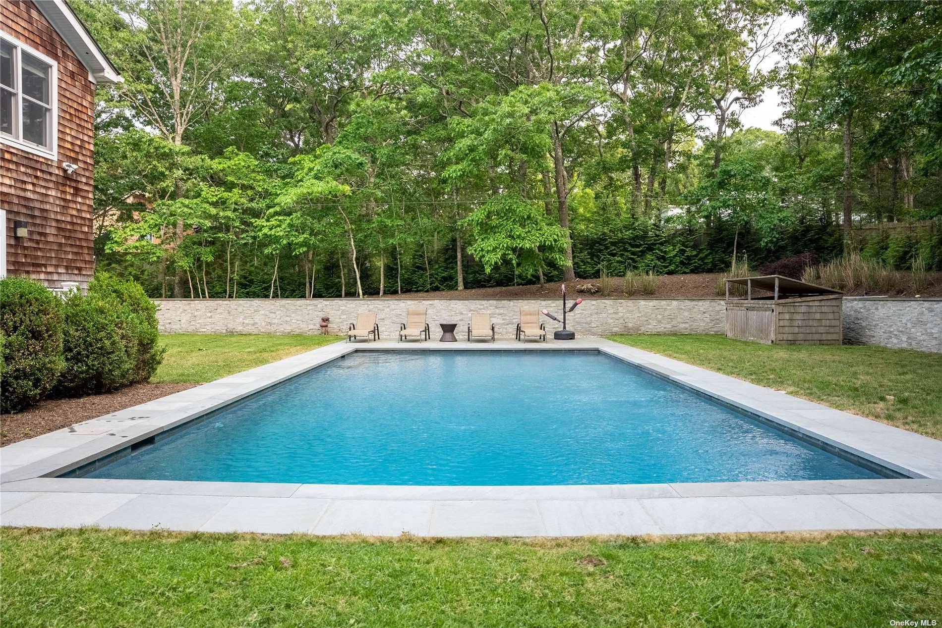 This house is a conveniently situated close to all the restaurants, luxury shopping, gourmet food shops, pharmacy, supermarkets, and even the beach.