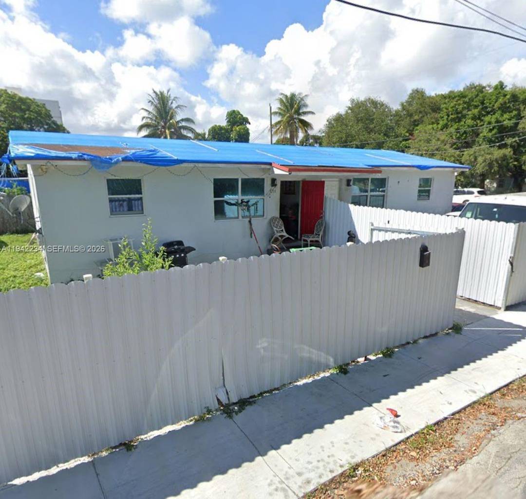 OFF MARKET DUPLEX MIAMI DESIGN DISTRICT AREA 3 minutes from Miami Design District High demand rental amp ; redevelopment pocket Duplex 2 1 2 1 Both units have new kitchen ...