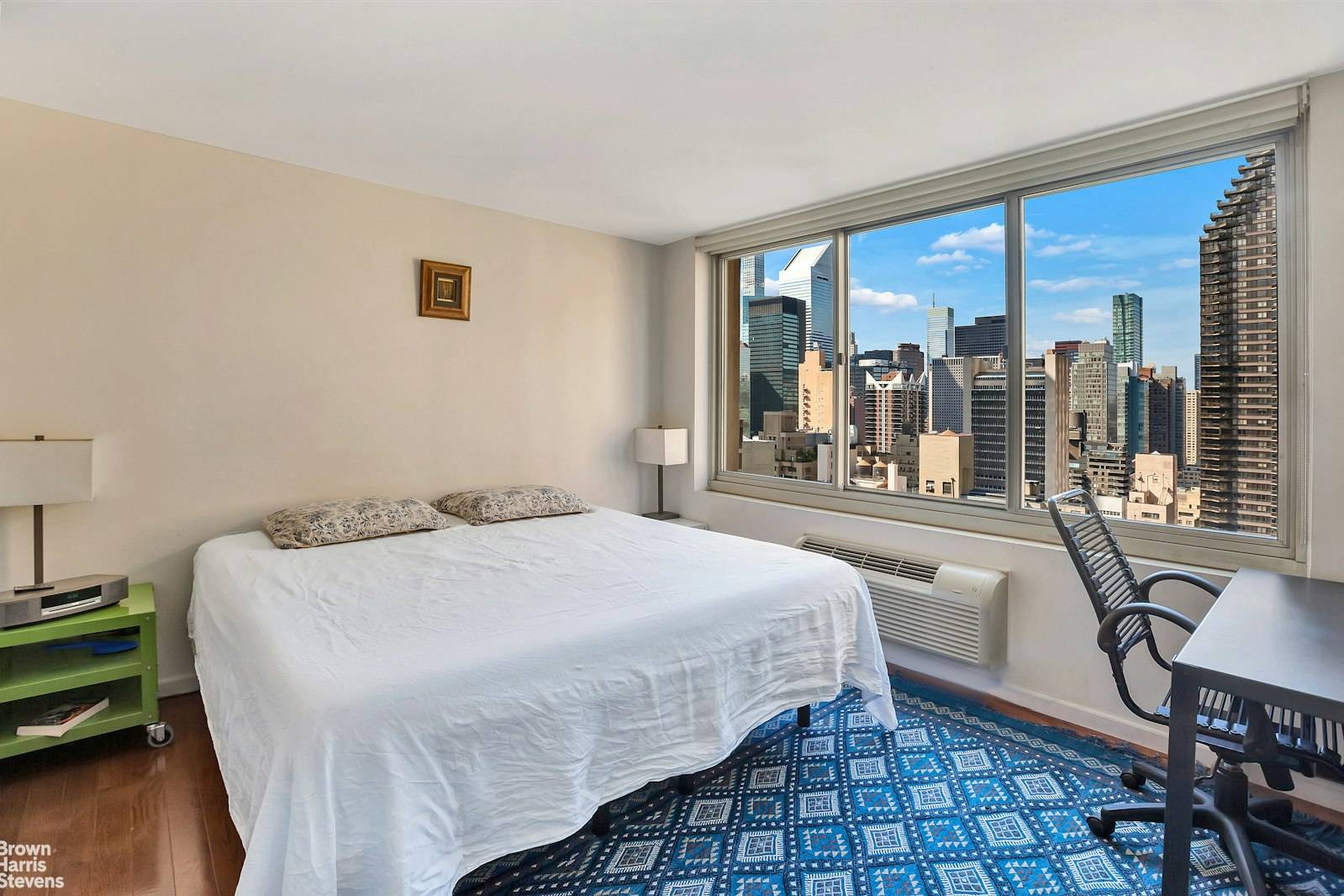 Welcome to Apartment 26E at 333 East 45th Street, nestled in the vibrant Middle East Side neighborhood !