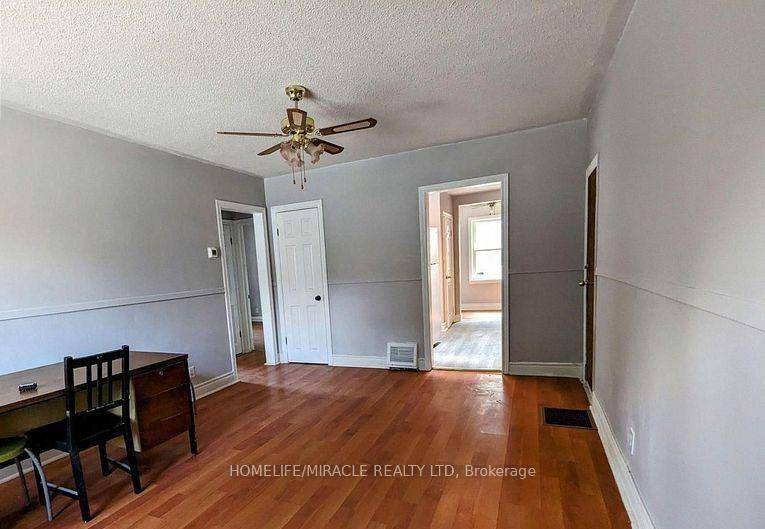 Prime Investment Opportunity in Georgetown, Halton Hills AWESOME 2 BEDROOM BUNGALOW HOUSE WITH CONVENIENCE STORE INVESTMENT PROPERTY FOR SALE NOT BUSINESS An exceptional investment opportunity awaits in the heart of ...