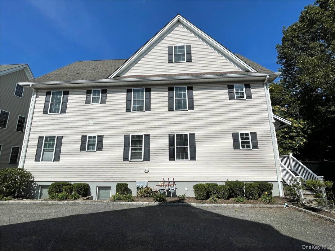 Large open floor plan luxury apartment with 3 BR and enormous bonus room with high ceilings.