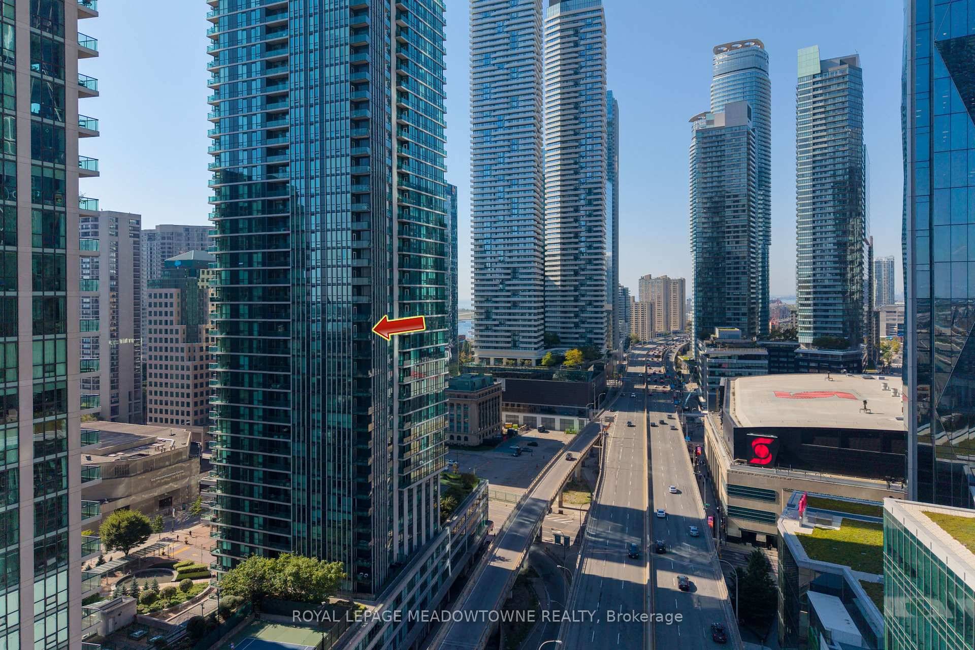 Welcome To Success ! A Bright amp ; Spacious 2 Bed 2 Bath Corner Unit Parking.