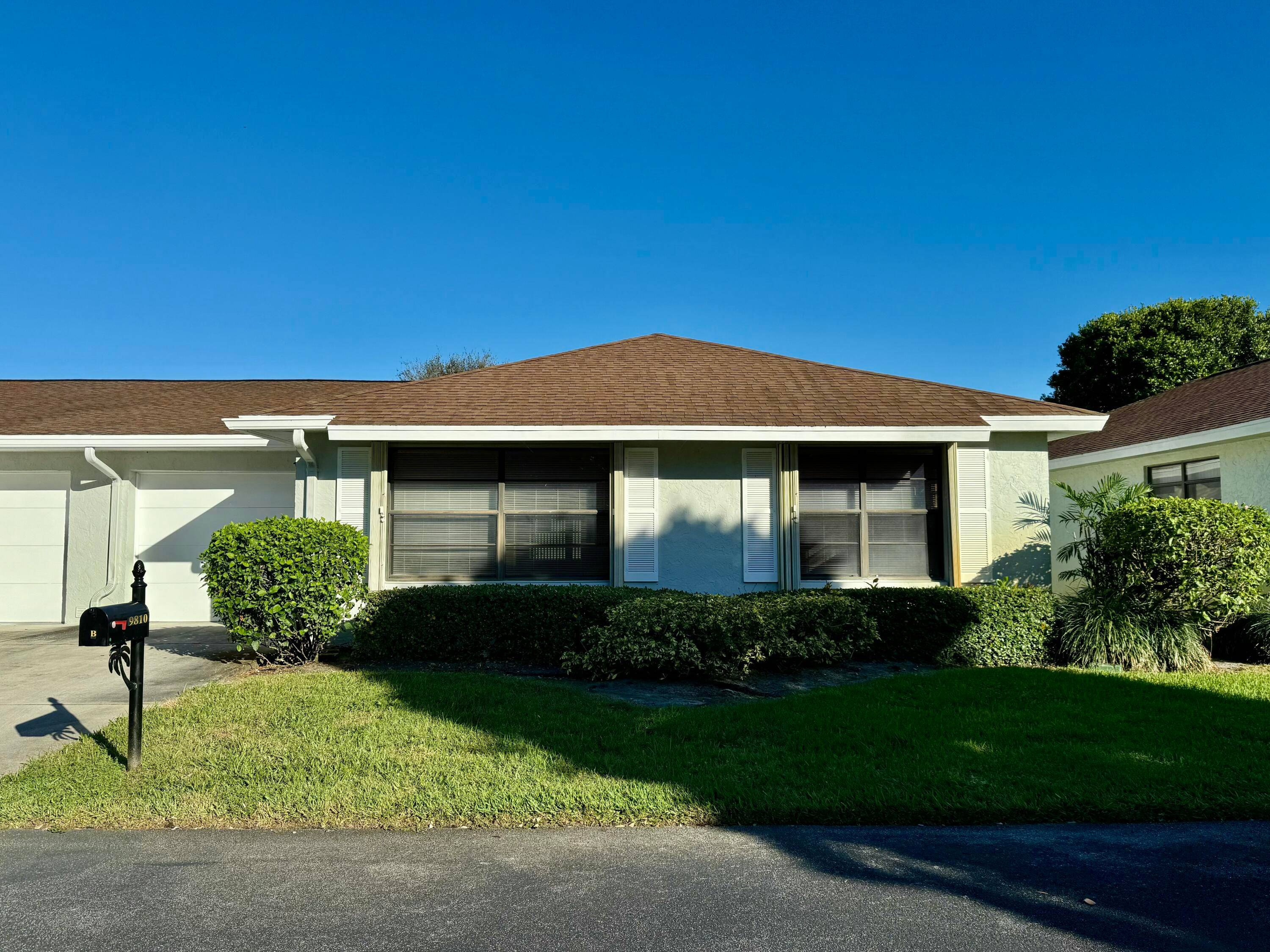 Welcome to this 2 bed, 2 bath, 1 car garage Villa in the desirable 55 community of Bent Tree Villas East !