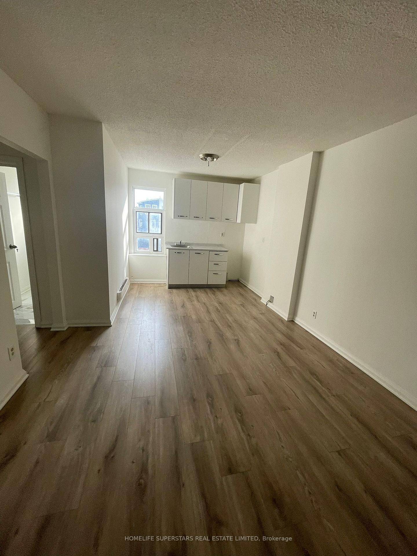 Newly Renovated Bachelor Unit In Greektown.